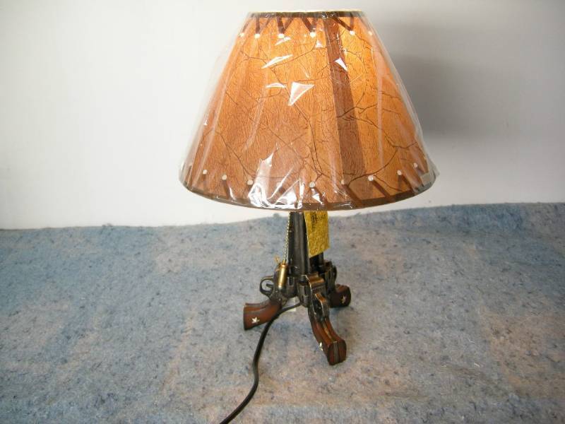 lot 14 image: PistolRevolver Lamp