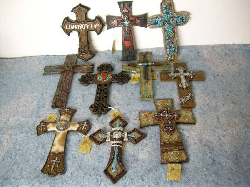 lot 17 image: Resin Crosses