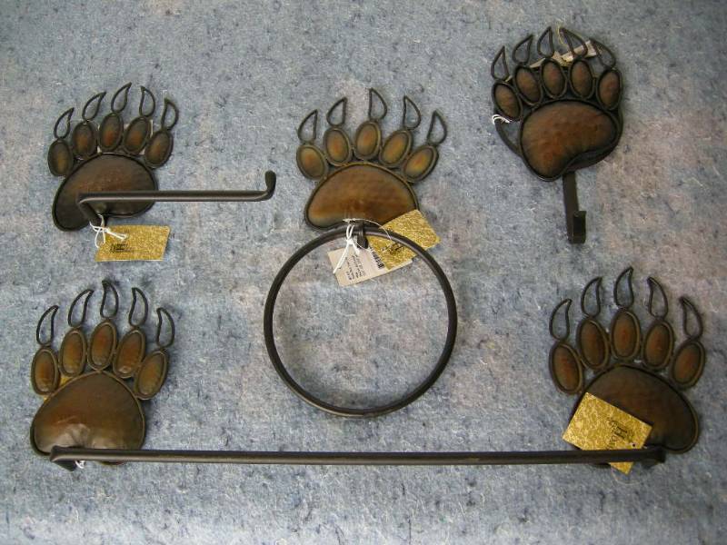 lot 23 image: Bear Paw Bathroom Set