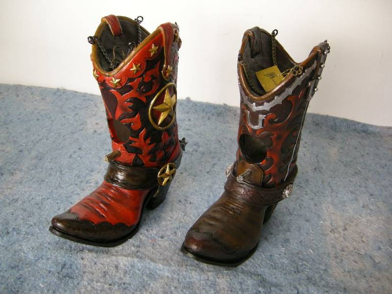 lot 29 image: 2 Cowboy Boot Birdhouses