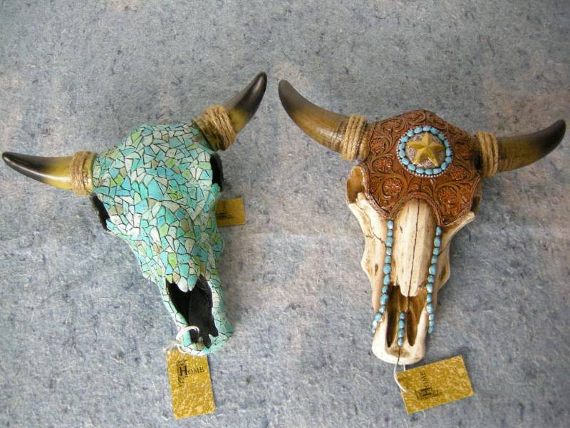 lot 34 image: Western Skulls