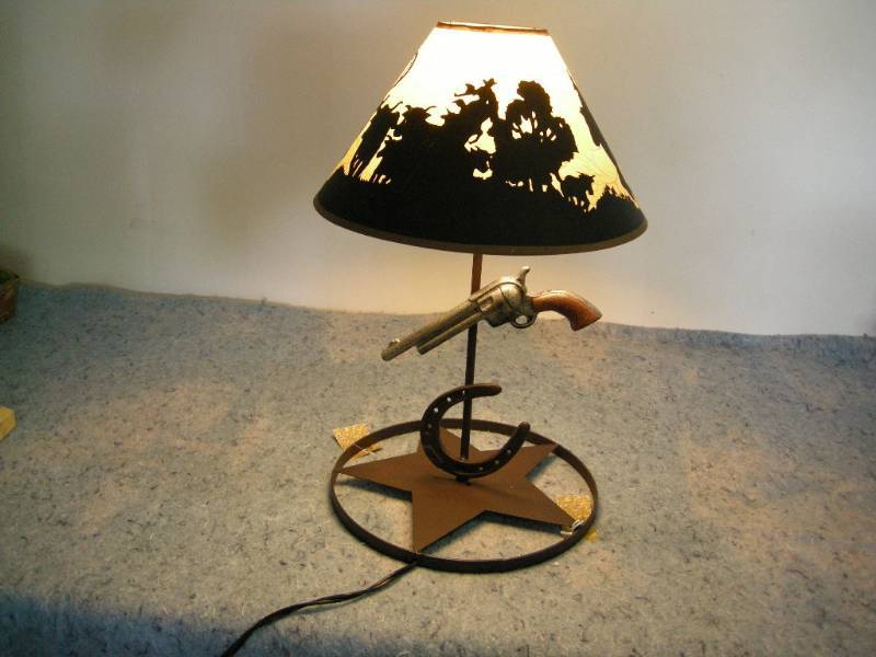 lot 31 image: Pistol Lamp