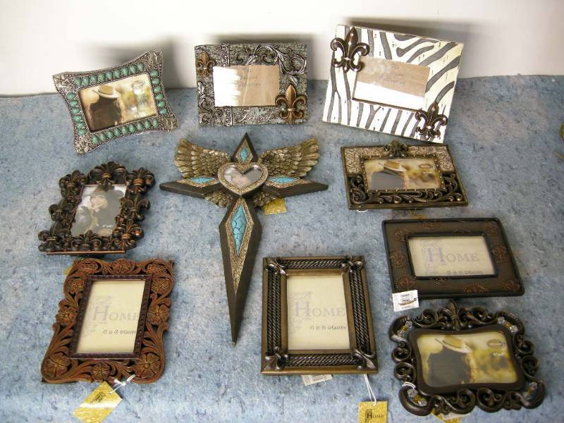 lot 32 image: Western Look Photo Frames
