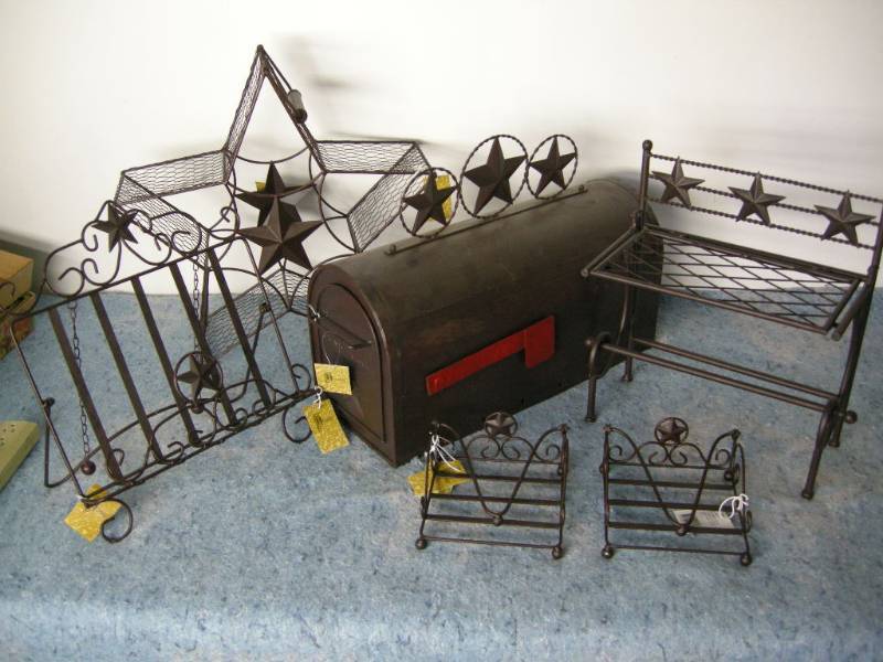 lot 39 image: Metal Star Items