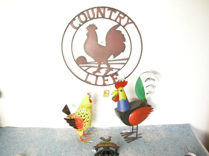 lot 45 image: Metal Chicken Dcor
