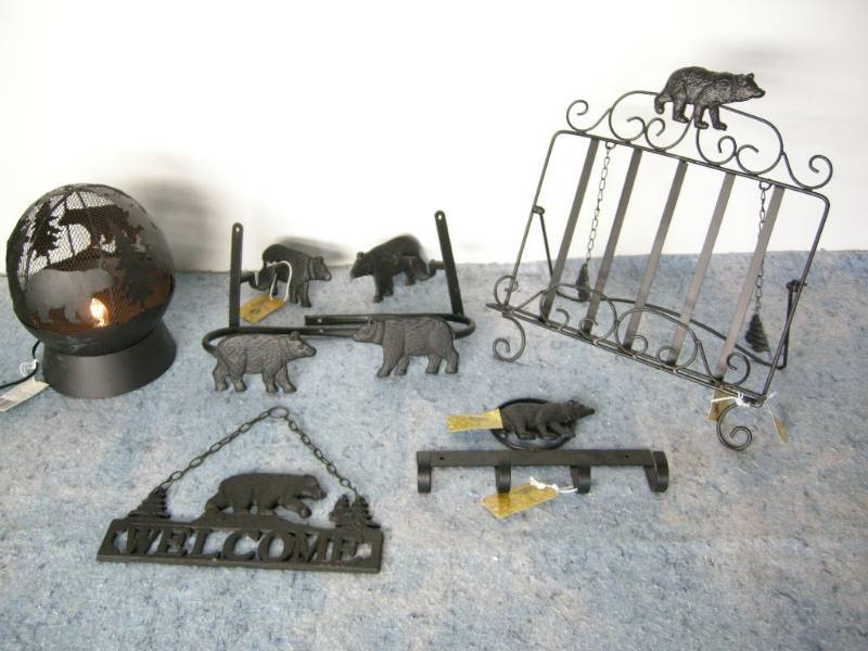lot 51 image: Metal Black Bear Dcor
