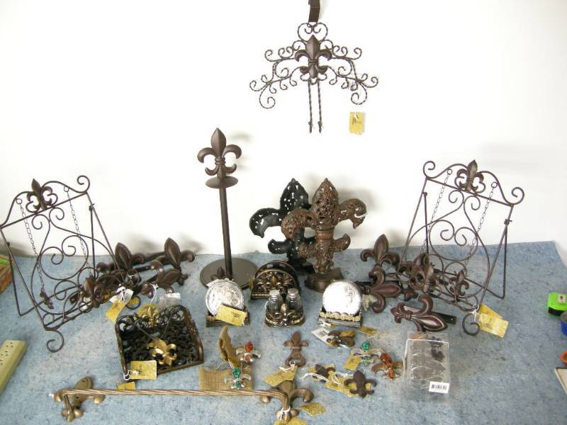 lot 58 image: Metal Fleur De Lis Items