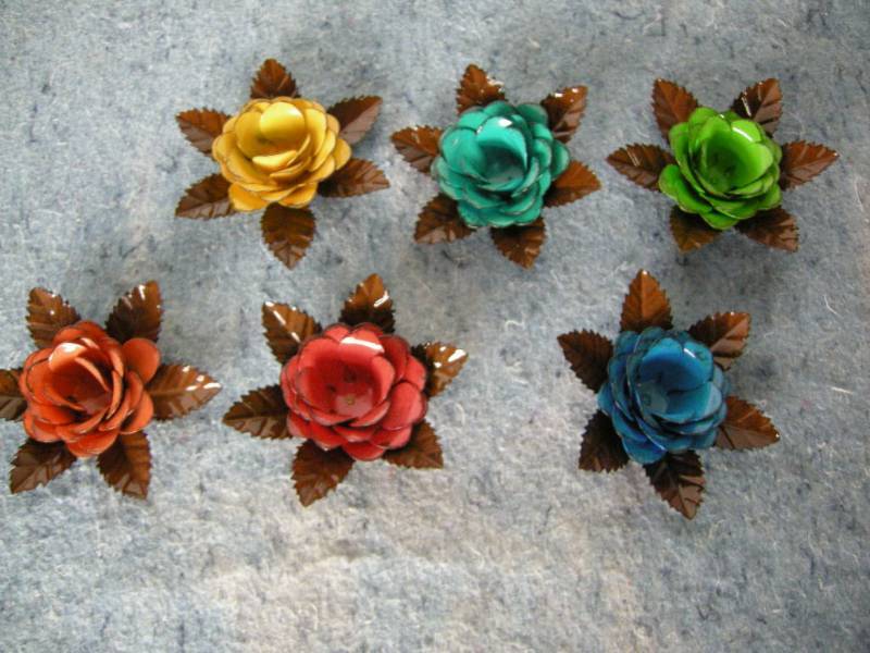lot 80 image: Metal Flowers