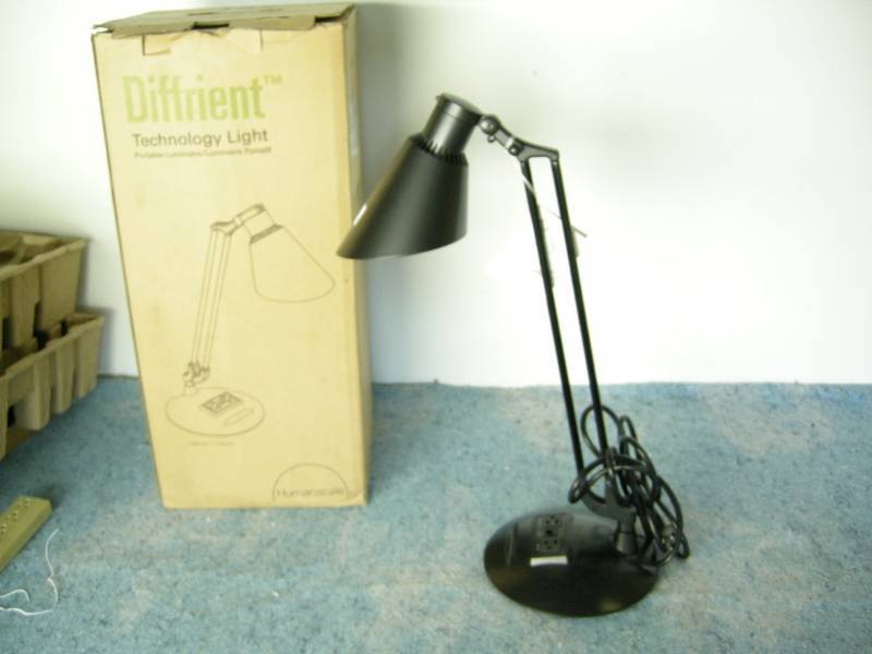 lot 10 image: Diffrient Technology Light
