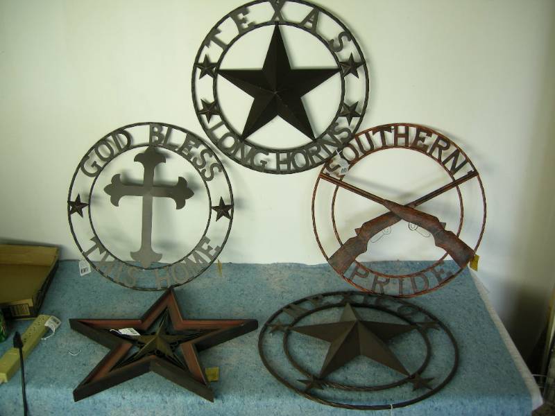 lot 98 image: Metal Wall Hangers