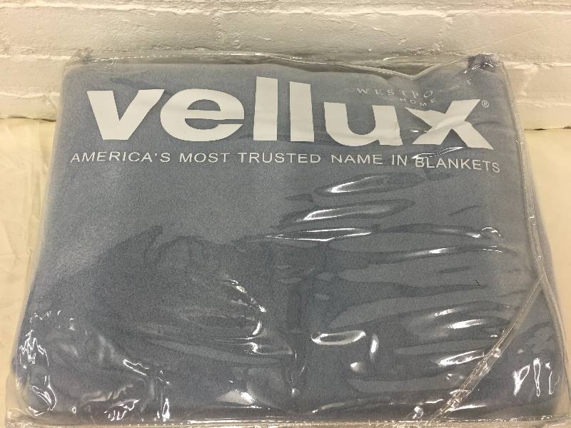 lot 5 image: Blue vellux king blanket