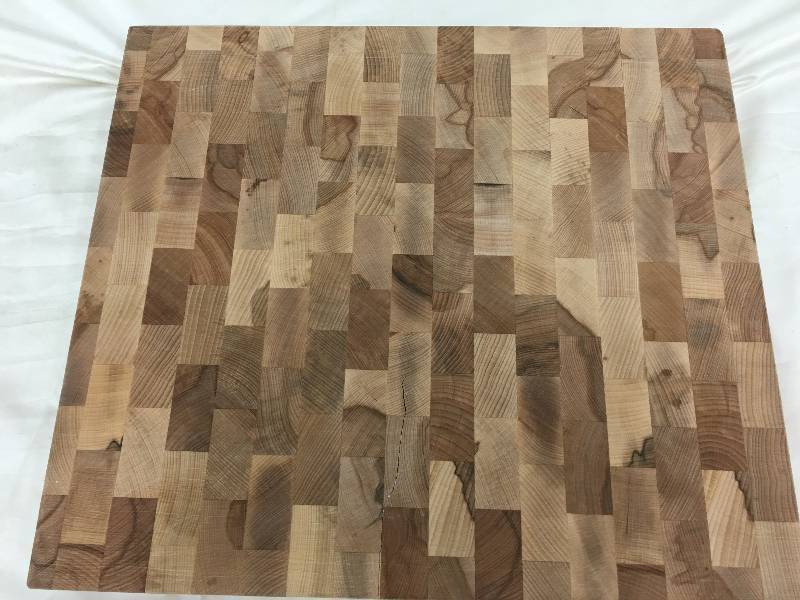 lot 26 image: Gourmet 15 34-inch x 17 34-inch CarvingCutting Board has crack on one side