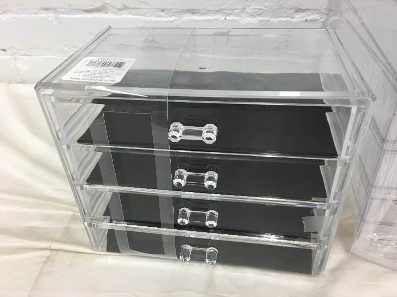 lot 28 image: jewelry case with crack in it