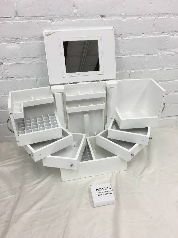 lot 63 image: white jewelry box
