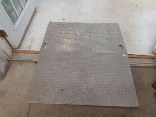 lot 25 image: Aluminum Diamond Plate Ramp
