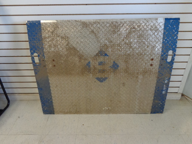 lot 27 image: Aluminum Diamond Plate Ramp