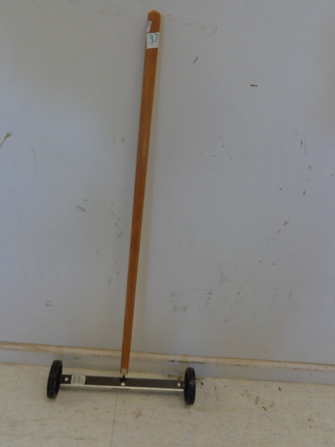 lot 37 image: Wheeled Magnet Bar