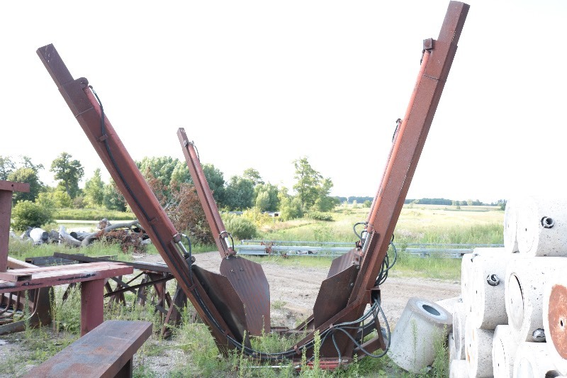 Hydraulic tree spadedigger bobcat attatchment