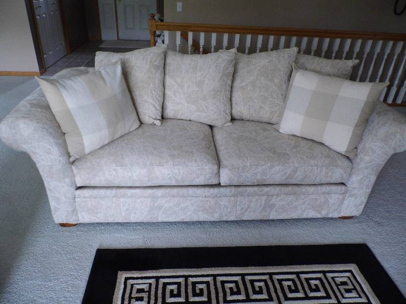 lot 1 image: 6 Rowe Sofa