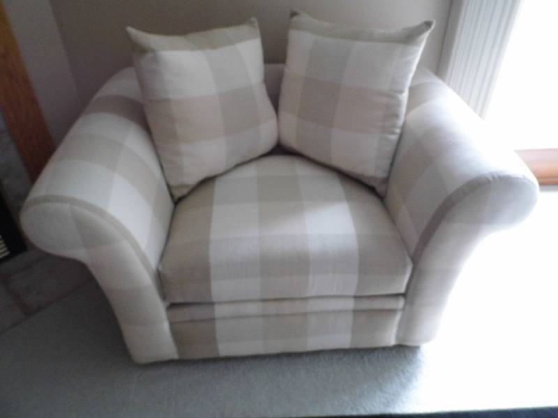 lot 3 image: Rowe Chair