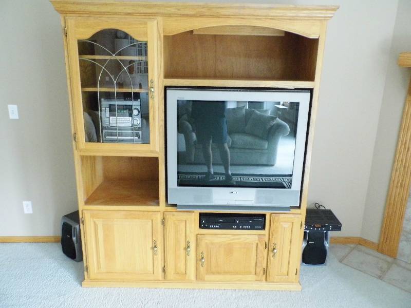 lot 4 image: Entertainment Center W TV