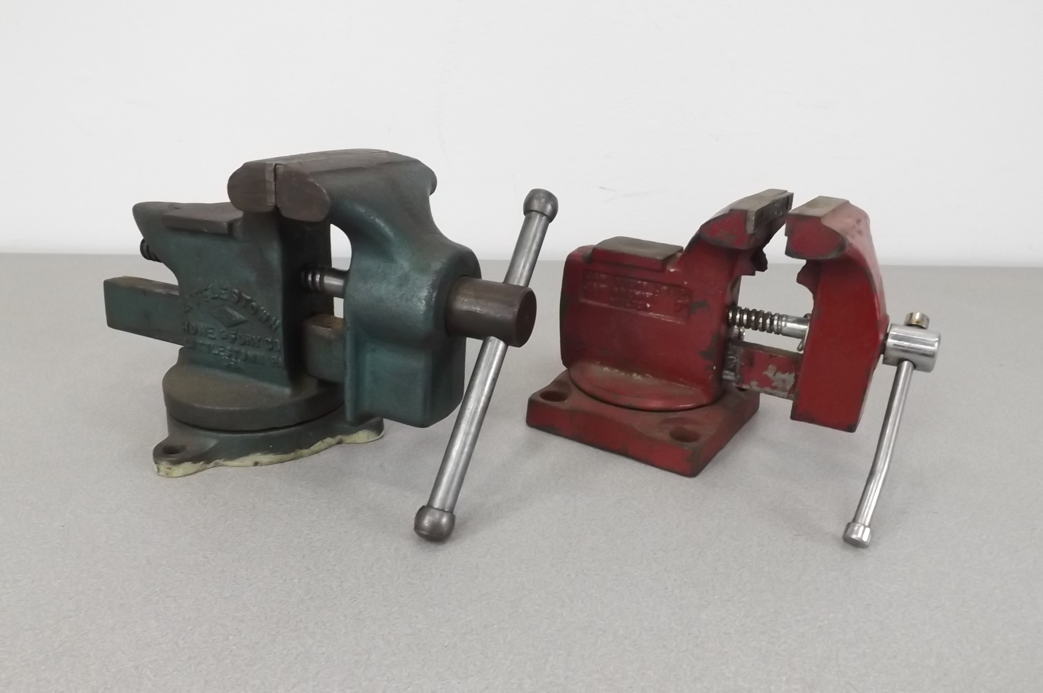 lot 1 image: 2 Heavy Duty Iron Bench Vices