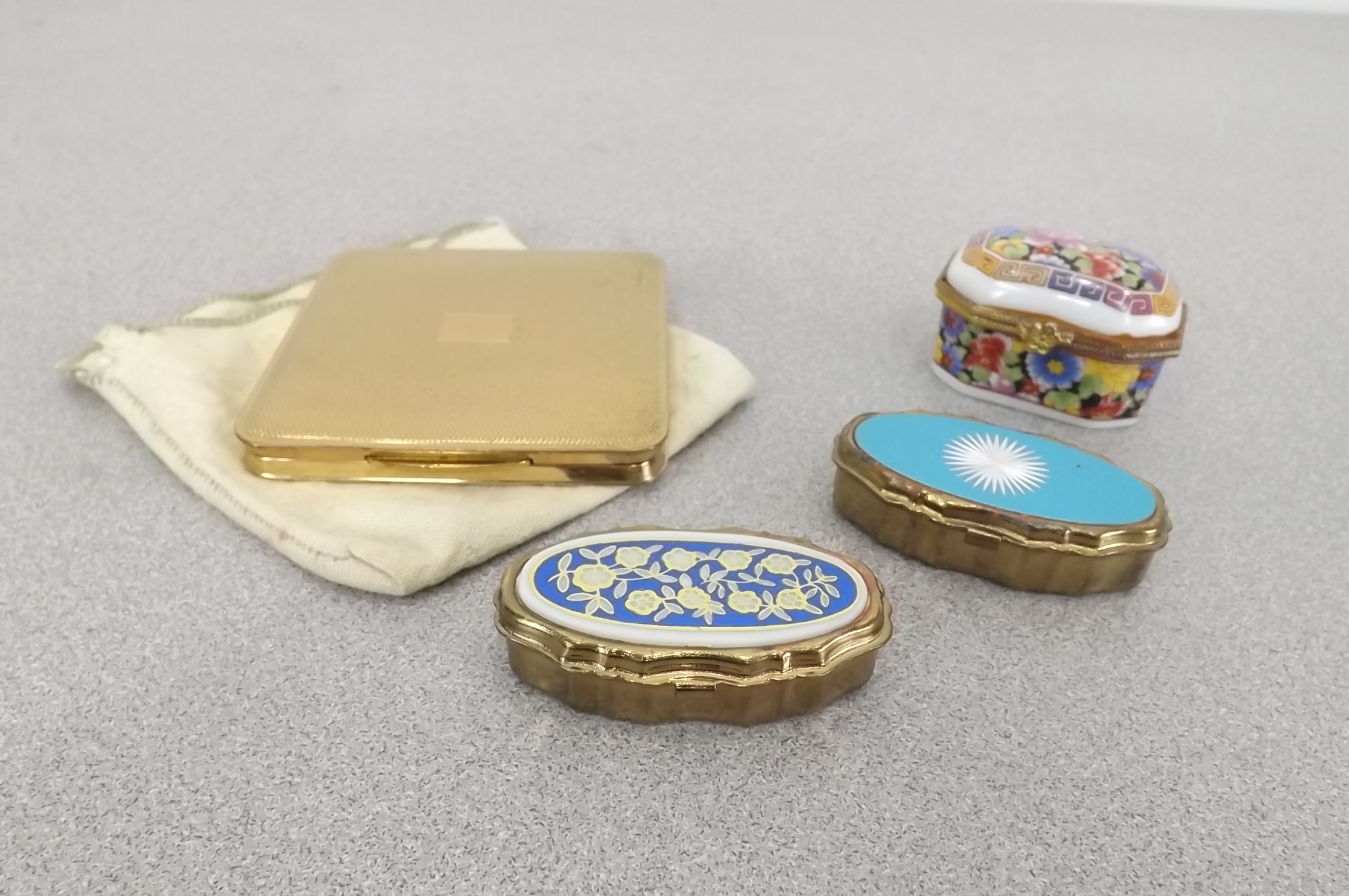 lot 4 image: Lot of Vintage Small PillTrinket Boxes