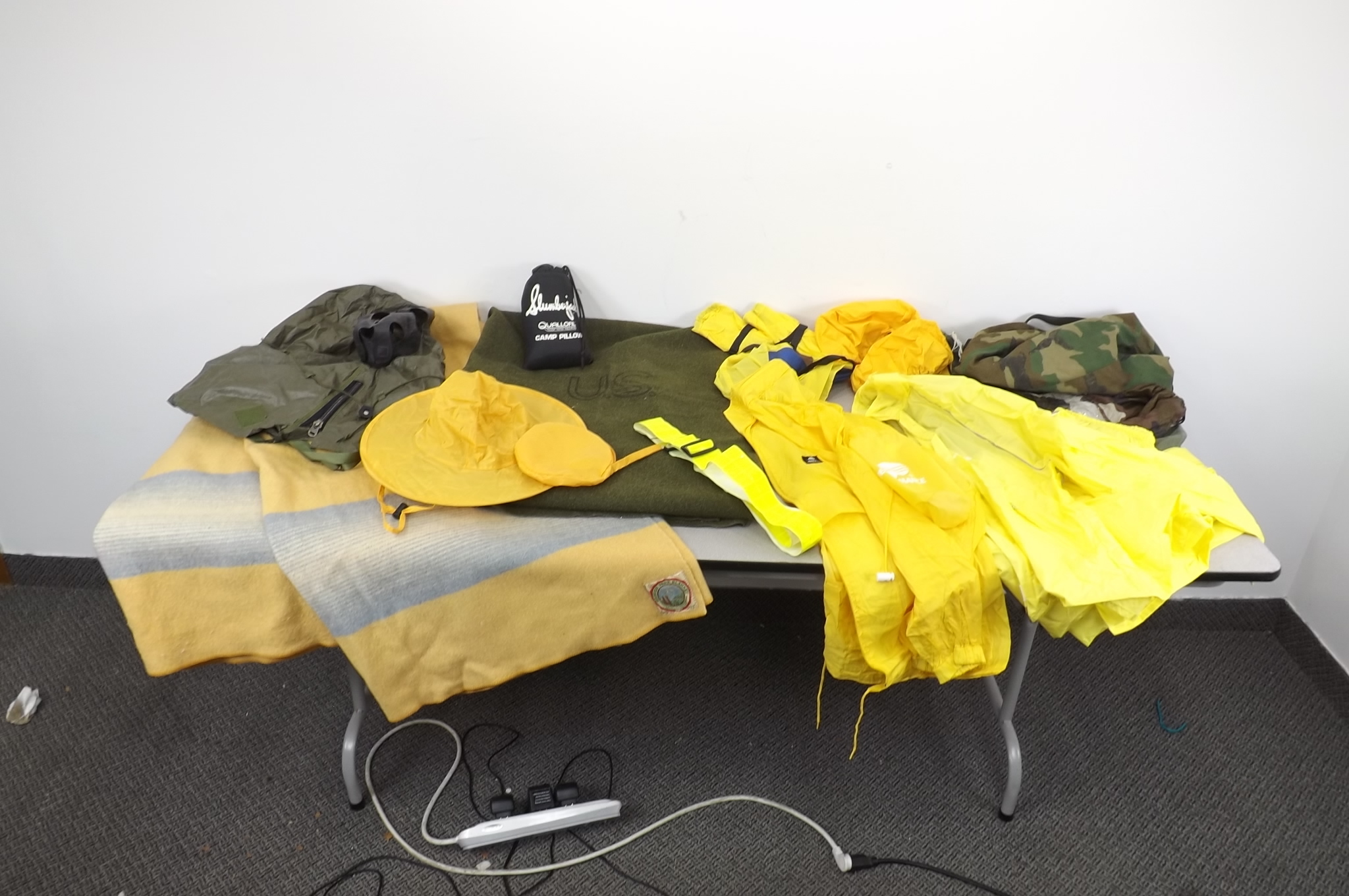 lot 18 image: Lot of Weather Survival Gear