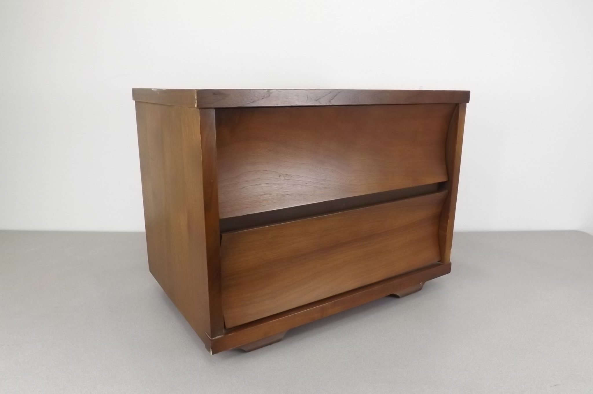 lot 25 image: Small Mid Century JohnsonCarper Cabinet Side Table
