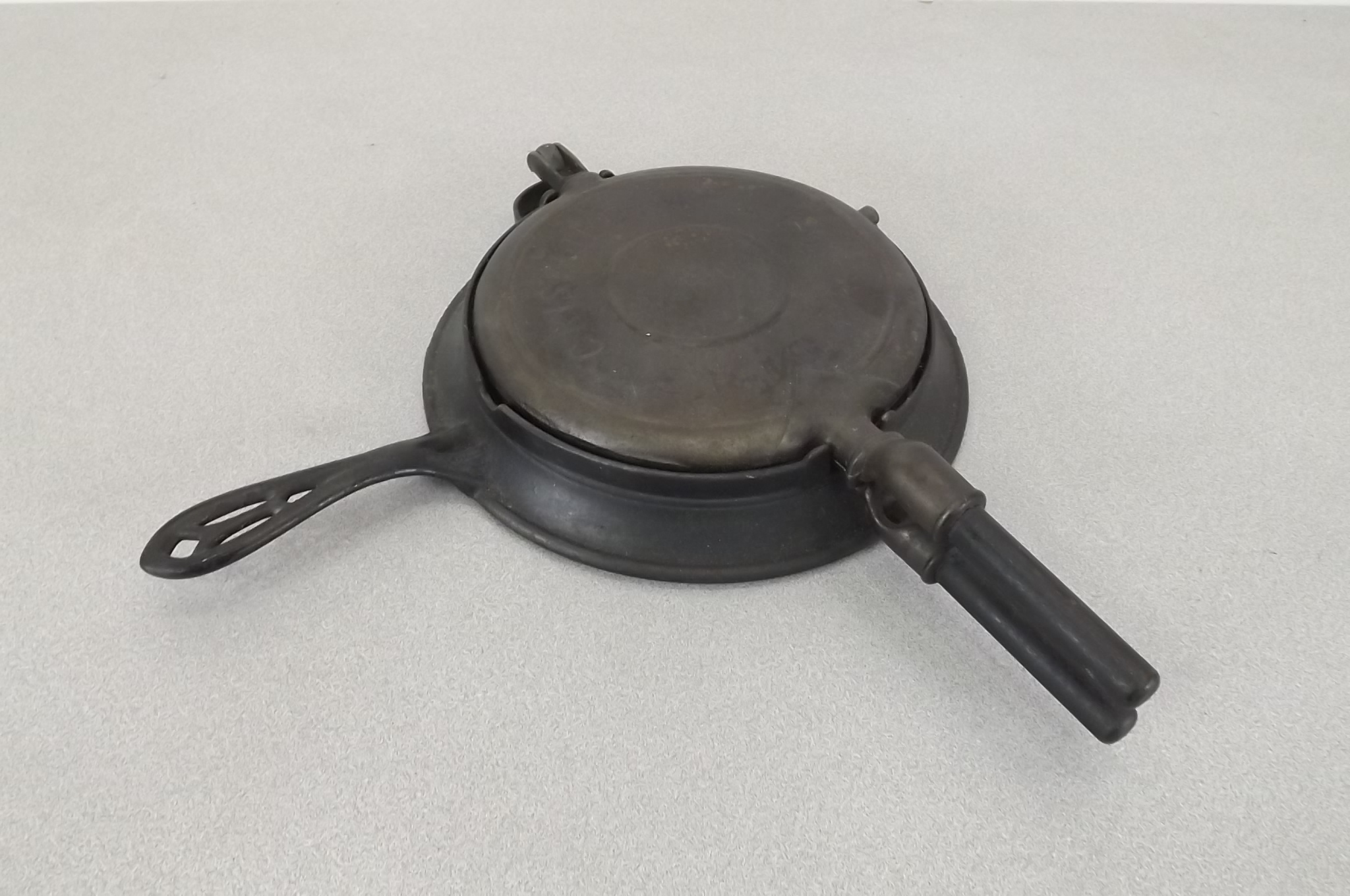lot 34 image: Antique Cast Iron Griswold Waffle Maker