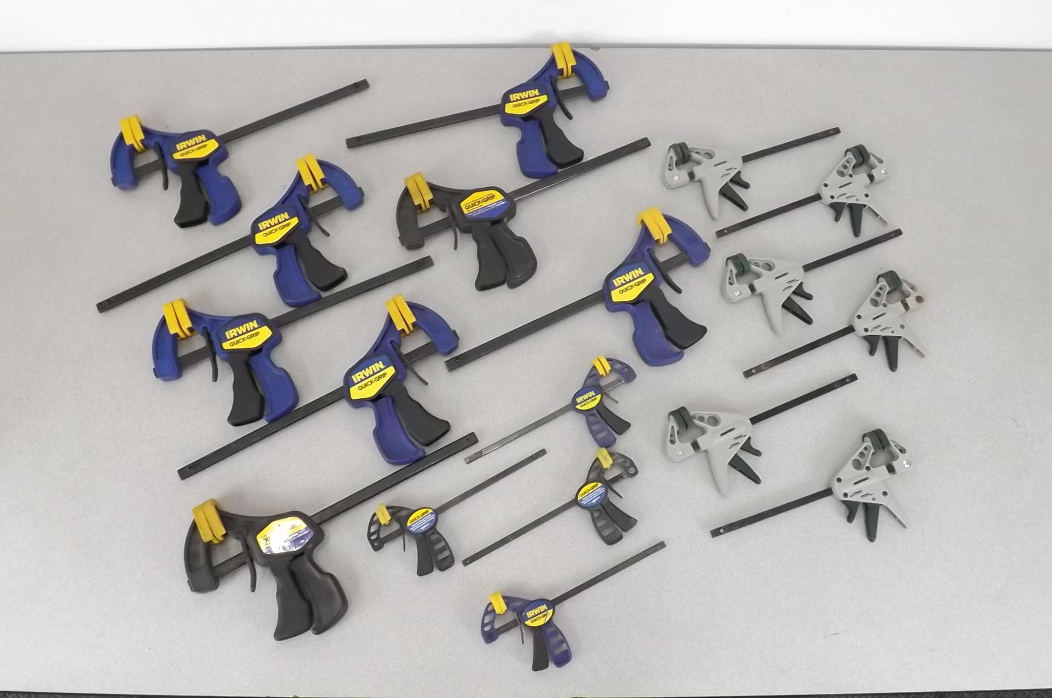 lot 35 image: Lot of 18 Quick Grips