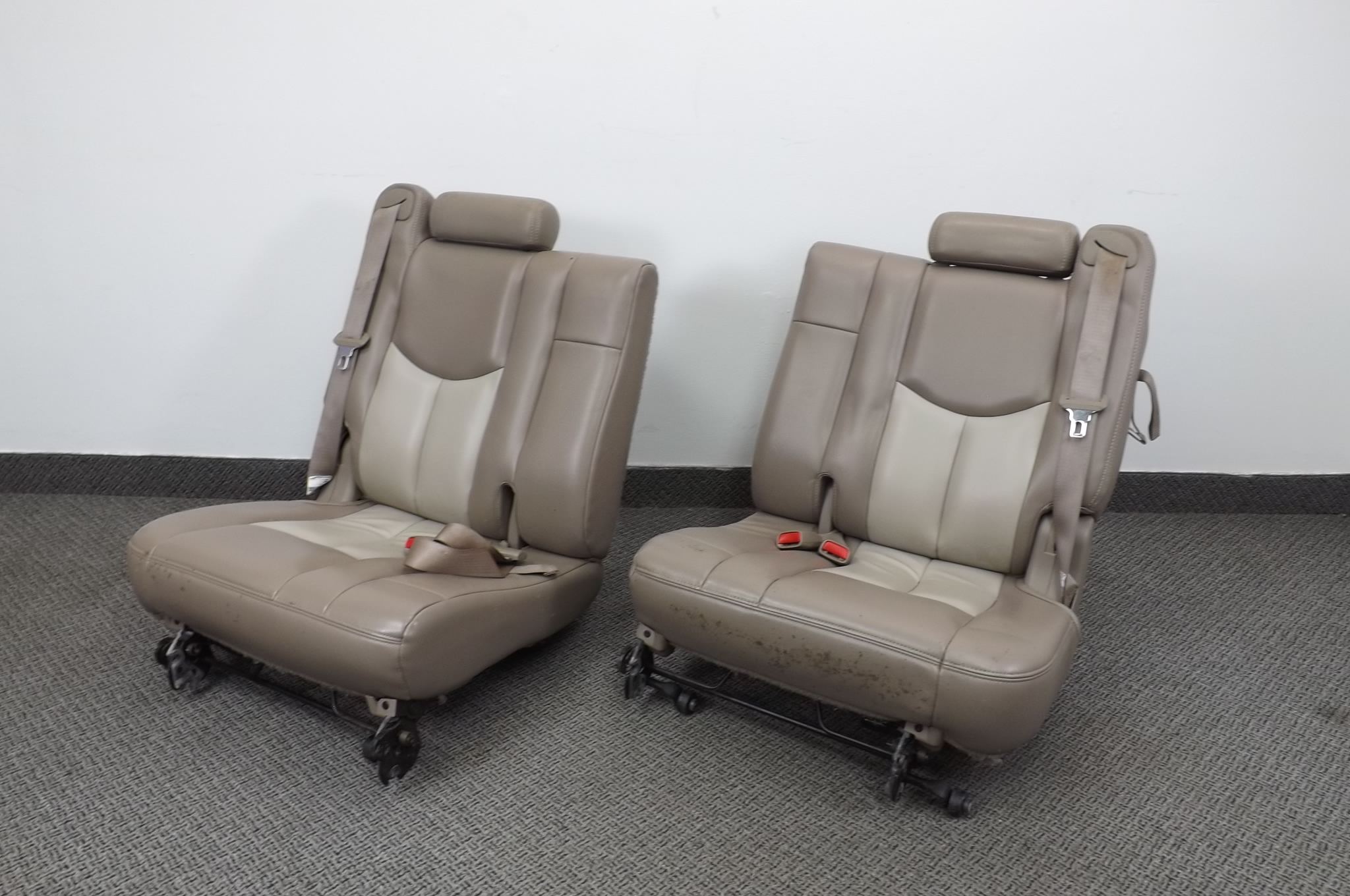 lot 39 image: 2 Automobile SUV Back Seats