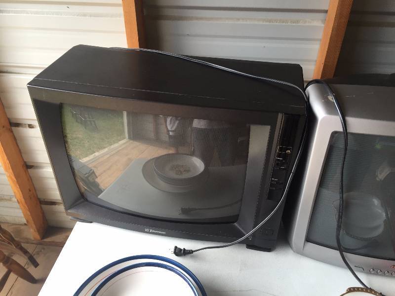 TWO 19 INCH TVS BOTH WORK