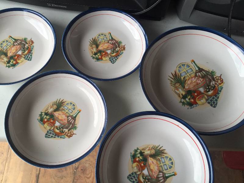 FOUR SMALLER AND ONE LARGE SERVING BOWL