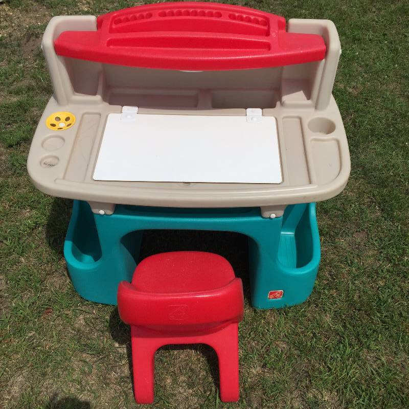 LITTLE TYKES DESK AND CHAIR