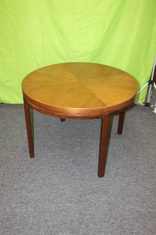 lot 7 image: Henredon Round 3-Leaf Mahogany Table
