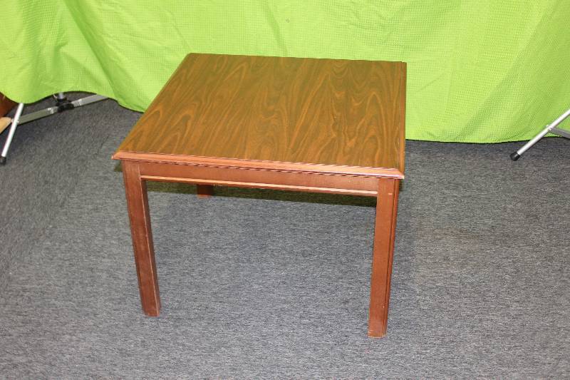 lot 21 image: Wood End Table