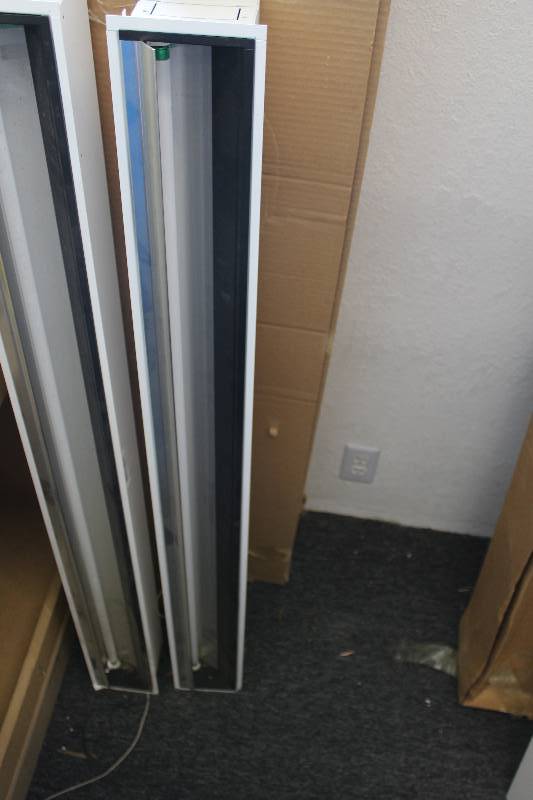 lot 153 image: Lot of (2) Fluorescent Tube Ballasts