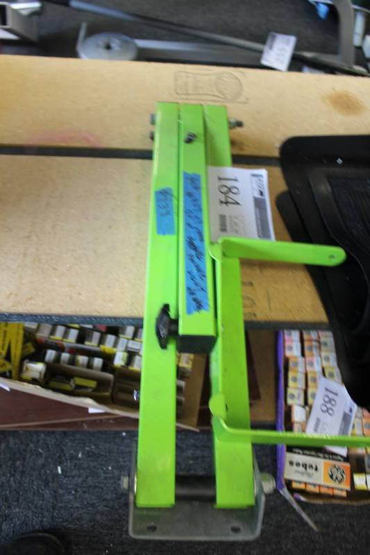 lot 184 image: New Heavy Duty Outdoor Shipping Dock Flexible Light Handle