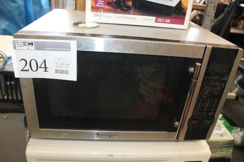 lot 204 image: Magic Chef Microwave Oven