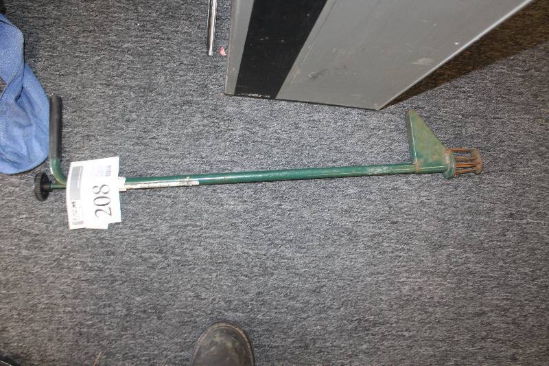 lot 208 image: The Weed Hound Weed Tool