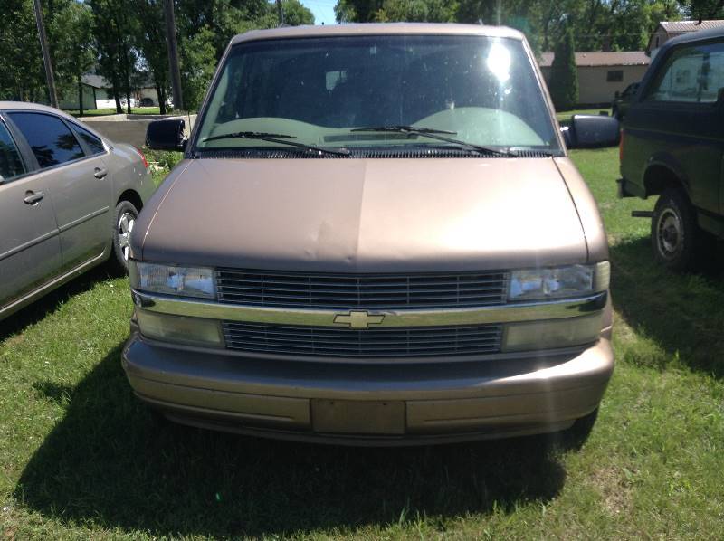 lot 3 image: 1990 Chevy Astro Van