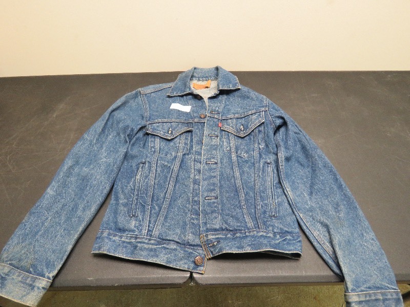 lot 4 image: Levi Jean Jacket