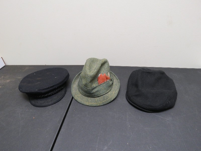 lot 21 image: Hat lot