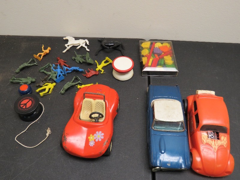 lot 23 image: Vintage toys