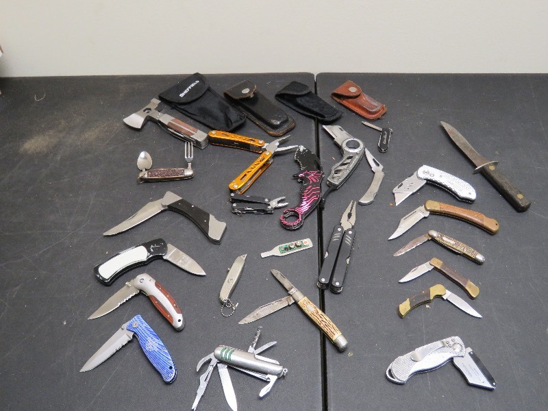 lot 28 image: Knife lot