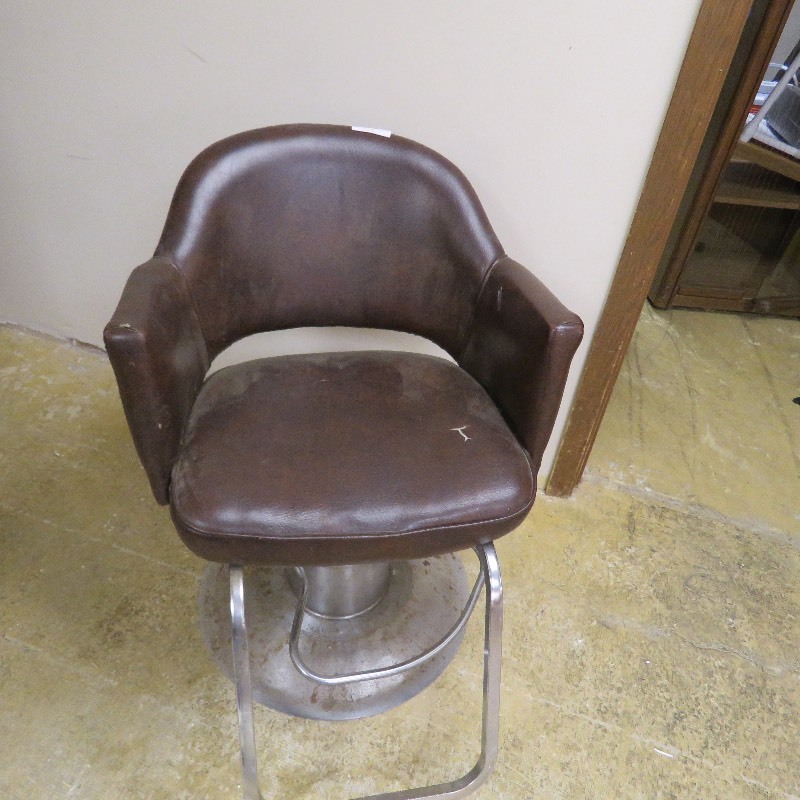 lot 149 image: Barber Chair