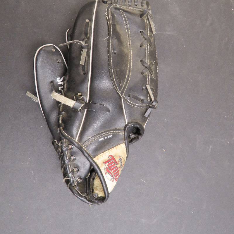 lot 190 image: Twins Glove