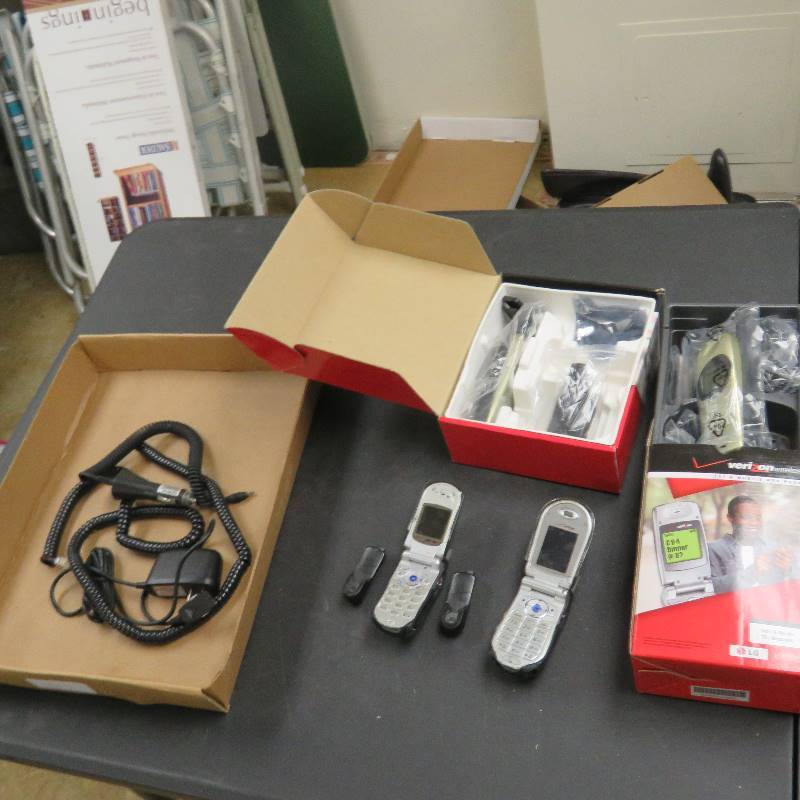 lot 220 image: Cell Phone lot