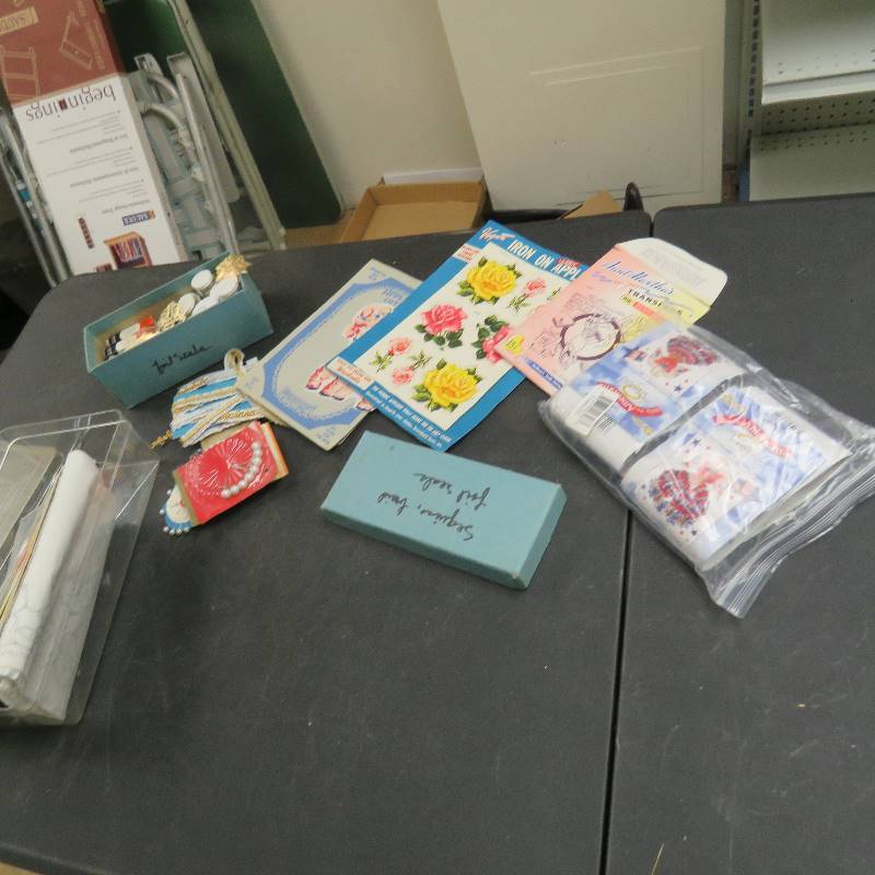 lot 256 image: Vintage Sewing lot